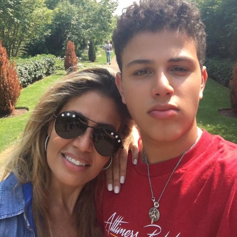 زوجة عمرو دياب وابنه