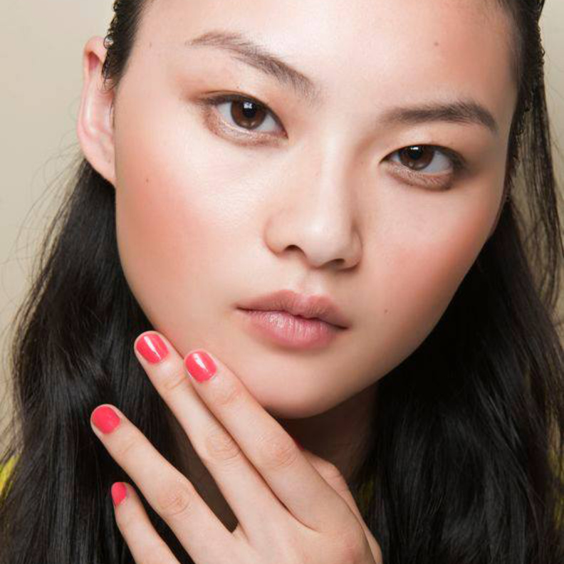 الوان اظافر برتقالية فاتحة.