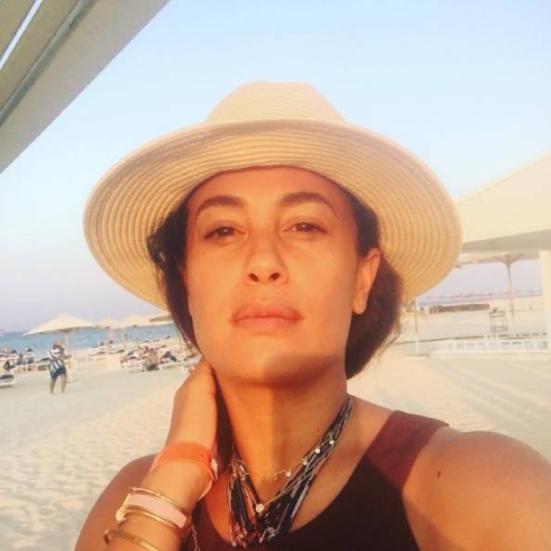 هند صبري تستمتع بأيام الصيف على شاطئ البحر