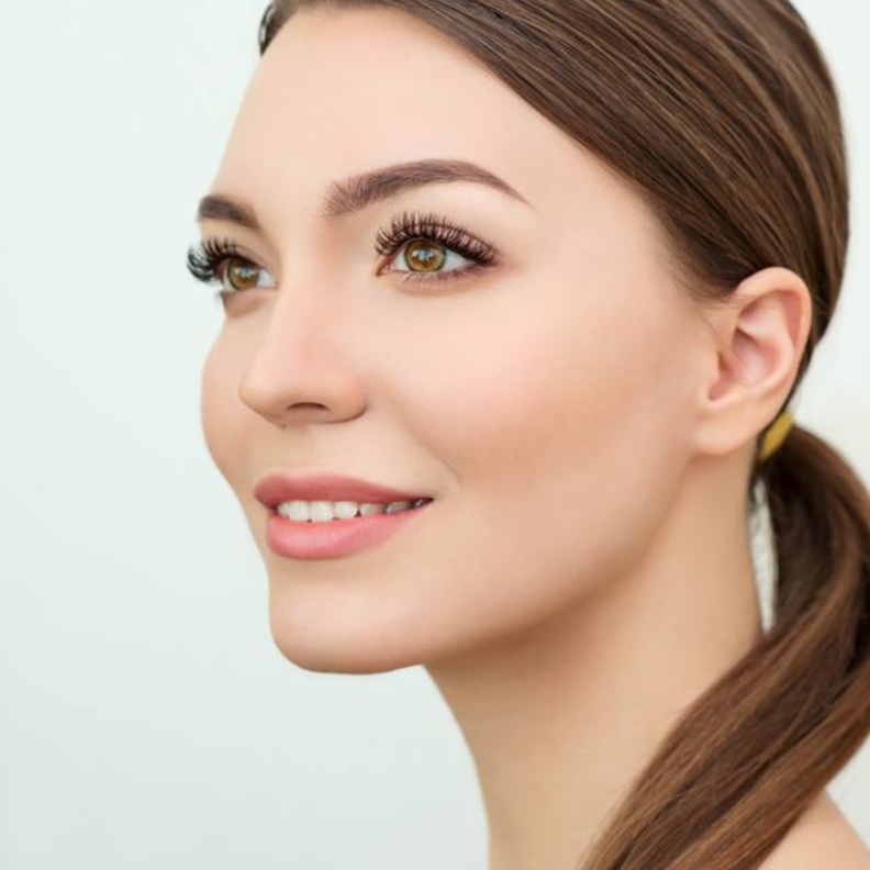 الرموش الطويلة والقوية تمنح للوجه جمالا يخطف القلوب