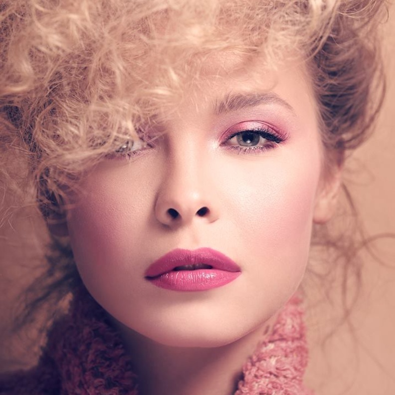 جيجي حديد بمكياج وردي ناعم يذكرنا بتفترة الثمانينات