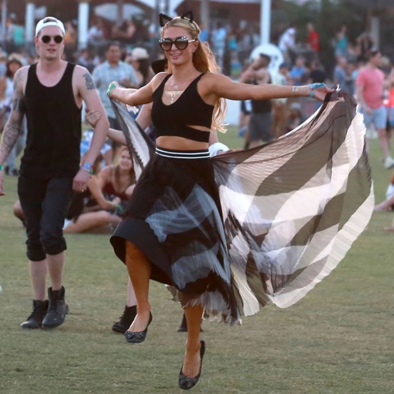 باريس هيلتون تقضي أوقاتا مرحة خلال مهرجان Coachella للموسيقى