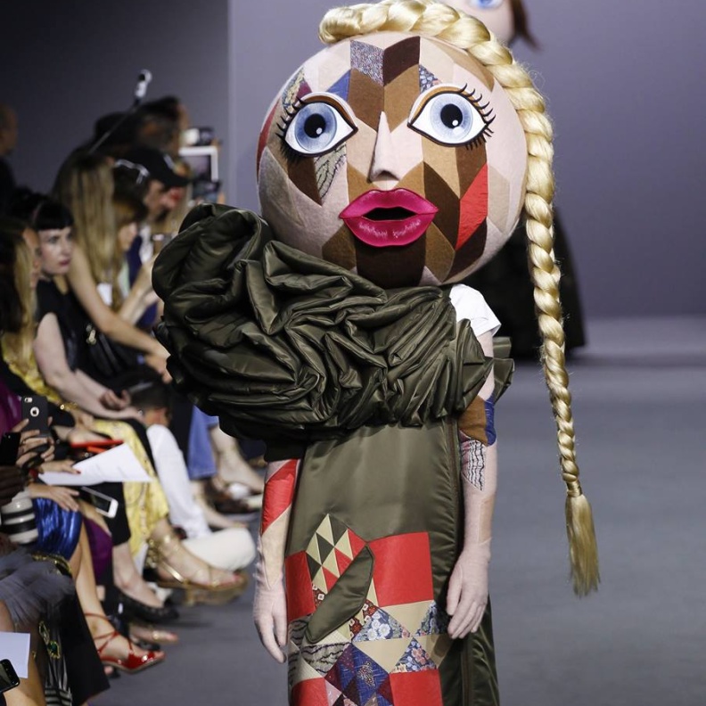رأس دمية ضخمة يحل بدلا عن رأس العارضة ضمن عرض أزياء فيكتور أند رولف خلال عروض أزياء الألبسة الراقية في باريس