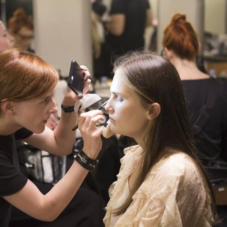 عارضة أزياء تخضع للمسات الأخيرة قبل انطلاق عرض ستيفان رولان في باريس بالأمس