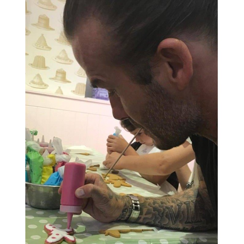 ديفيد بيكهام يشارك في تزيين كعك عيد ميلاد ابنته هاربر حيث تم الاحتفال بها يوم أمس