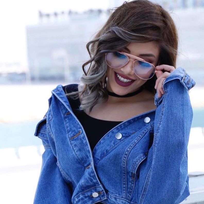 ناتالي فنج تجرب تسريحة الشعر الناعم المفروق