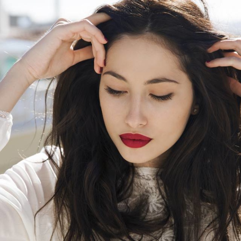 يساعد زيت السمسم على وقاية الشعر من أشعة الشمس