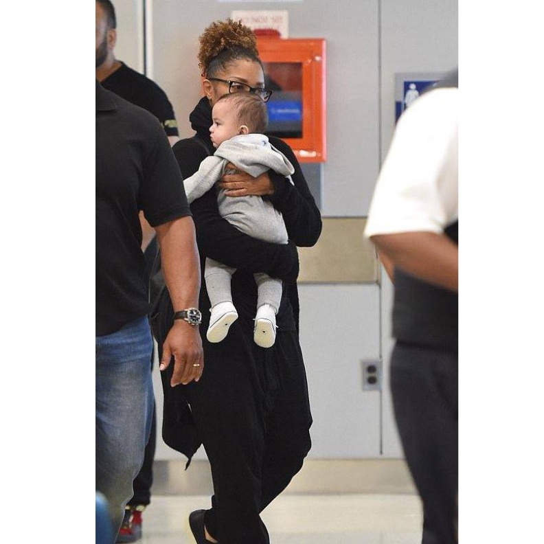 جانيت جاكسون كما شوهدت في مطار نيويورك بالأمس مع ابنها عيسى