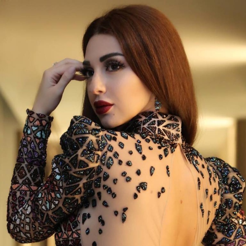 ميريام فارس بتسريحة الكيرلي المرفوعة