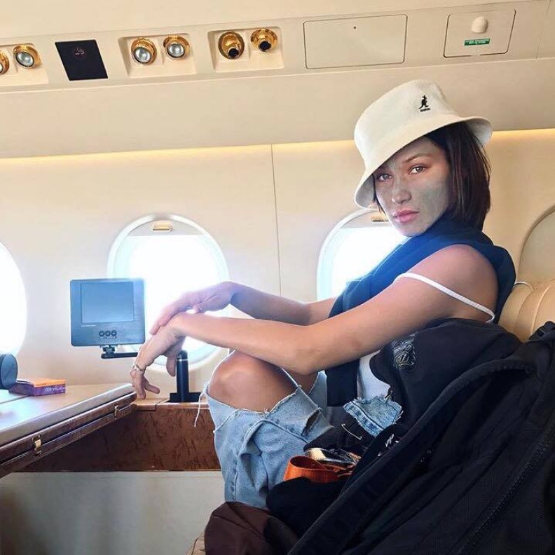 يبدو أن بيلا حديد لا تترك دقيقة واحدة دون العناية بجمالها .. حيث طبقت قناع الوجه داخل الطائرة !