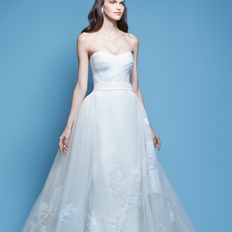 كارولينا هيريرا تحتفل مع عروسها بالورود في موسم الربيع!