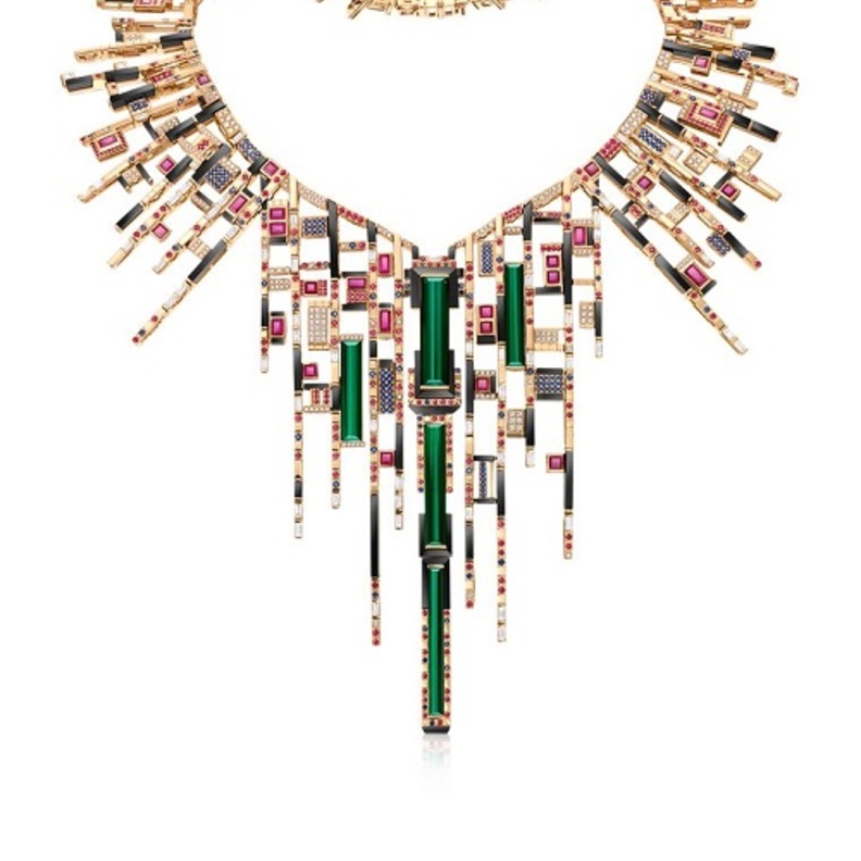 قلادة كبيرة بتصميم هندسي رائع من Chow Tai Fook