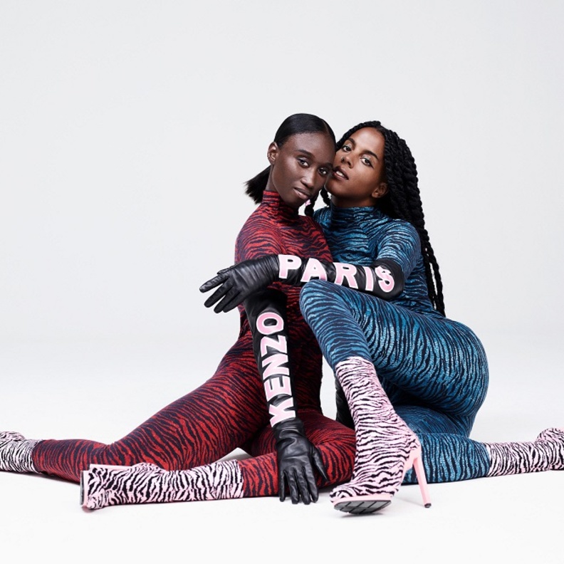 إیسامایا فرنش  یرتدي سترة جلدیة كبیرة وقمیص جیرسيه بیاقة ملفوفة تزينها رسومات النمر مع لیغینغ عالي الخصر