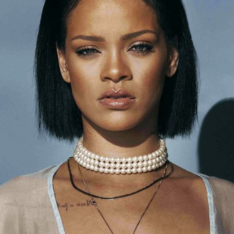 عقد لؤلؤ رائع يزين عنق ريهانا 