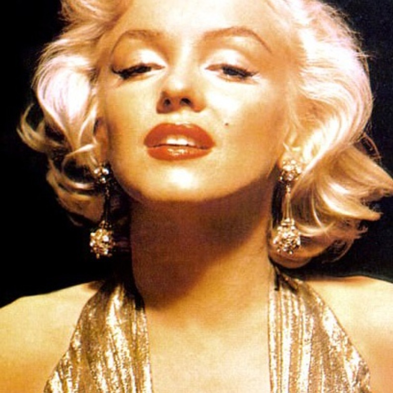 أقراط النجمة Ona Munson من فيلم ذهب مع الريح.