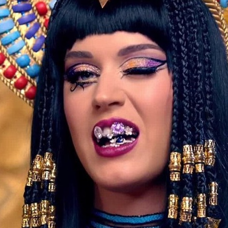 كايتي بيري تتقمص شخصية كليوبترا على طريقتها في فيديو كليب دعائي لأغنيتها Dark Horse 