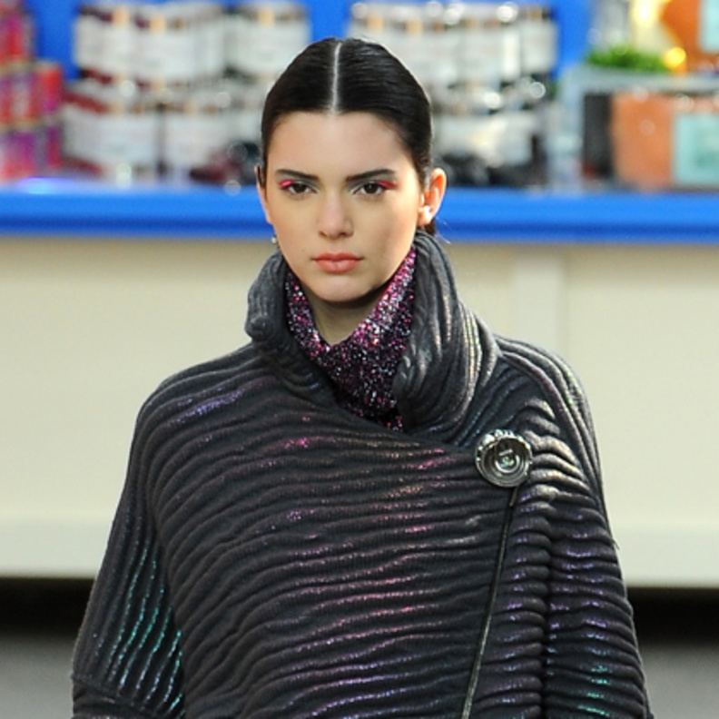 شانيل تكسر قواعد الفصول بماكياجها الملوّن