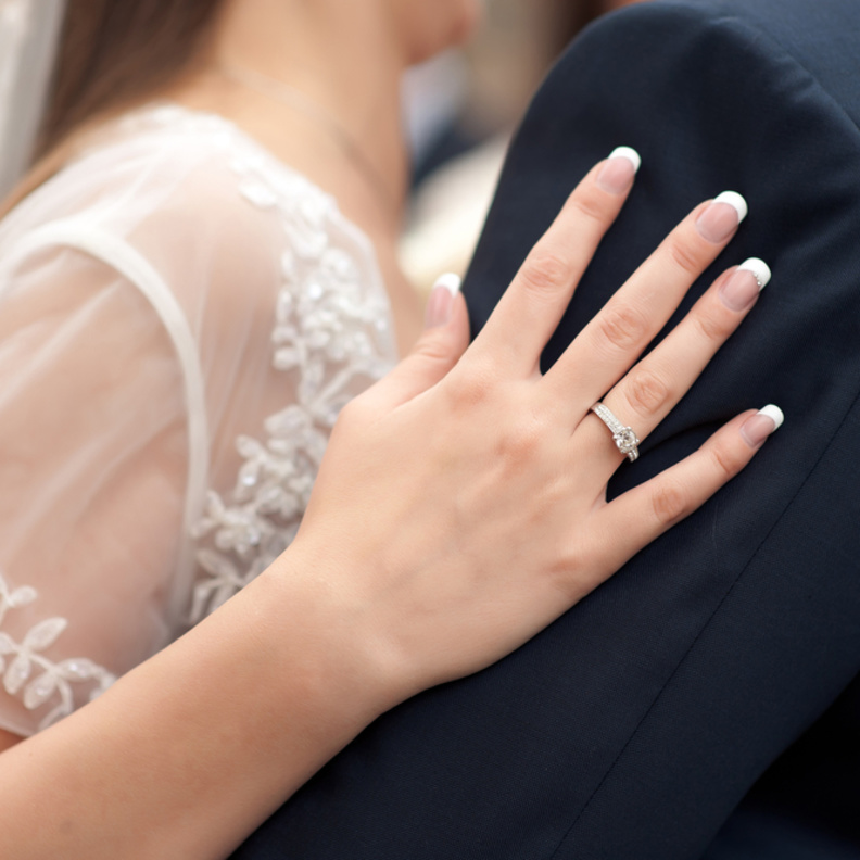 يداك لامعتان في عرس الأحلام