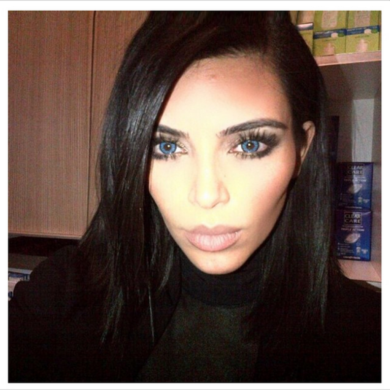 كيم كاردشيان سئمت من لون عينيها السوداوين فقررت تجربة اللون الأزرق