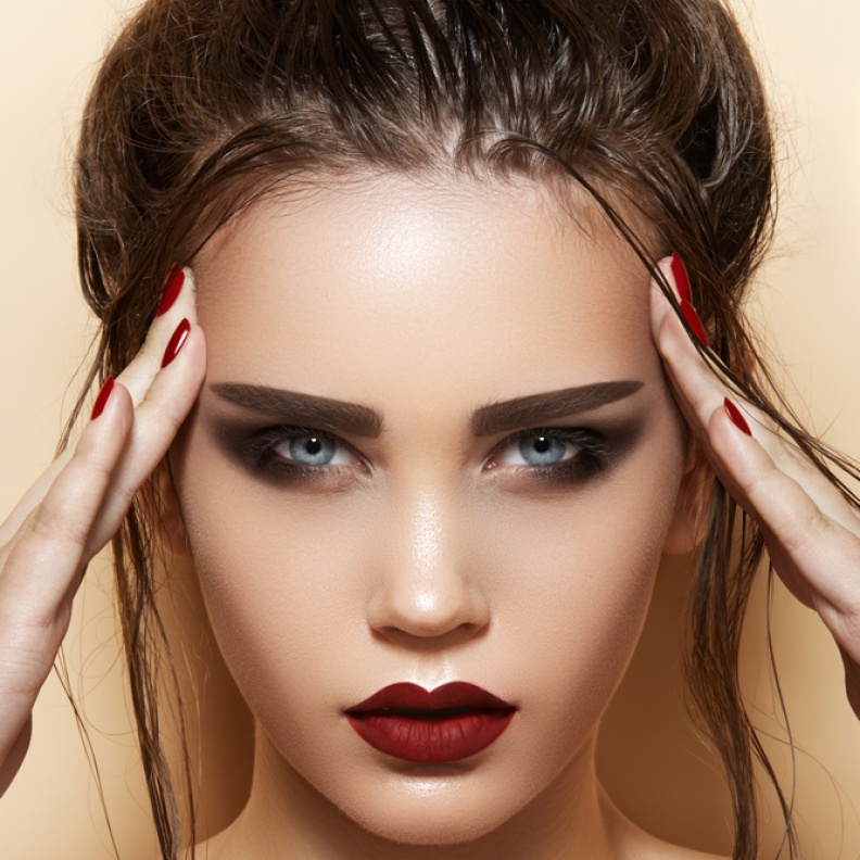 أنهي عامك الحالي بظلال دافئة وأيقونة جذابة