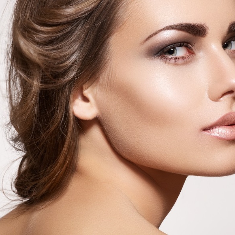 خطوات و طرق بسيطة لتنحيف الوجه بالمكياج 