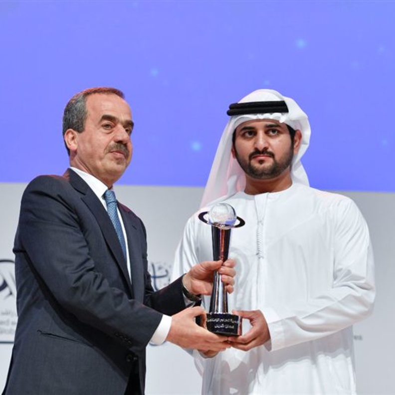 الشيخ مكتوم بن محمد ورئيس تحرير صحيفة الشرق الأوسط غسان شربل