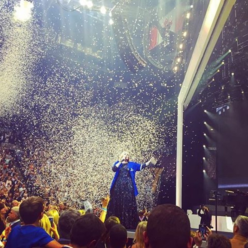 أديل تلقت مفاجأة كبيرة أثناء حفلها الأخير