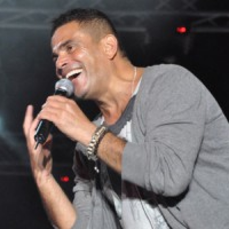 عمرو دياب يحيي حفلا لعروسين بروسيا 