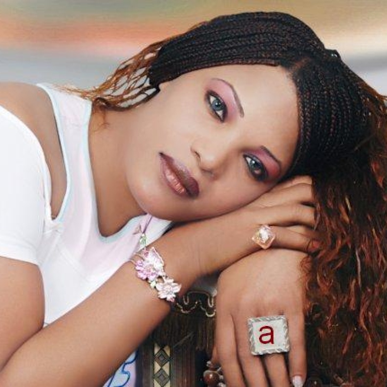 السودانية أسيا : هوية الفنان رهن بما يقدمه لوطنه  