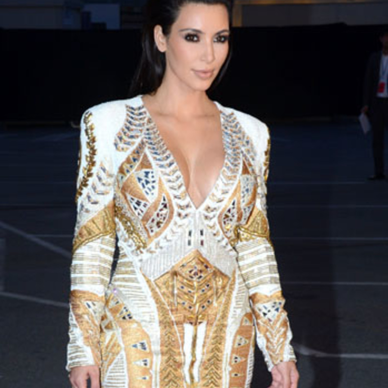 كيم كارداشيان بتصميم  Balmain  