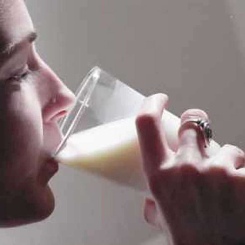 لماذا نحتاج إلى الحليب  