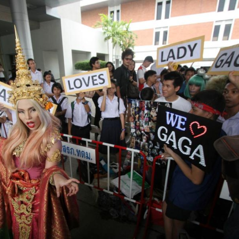 ليدي غاغا تغضب معجبيها التايلانديين  