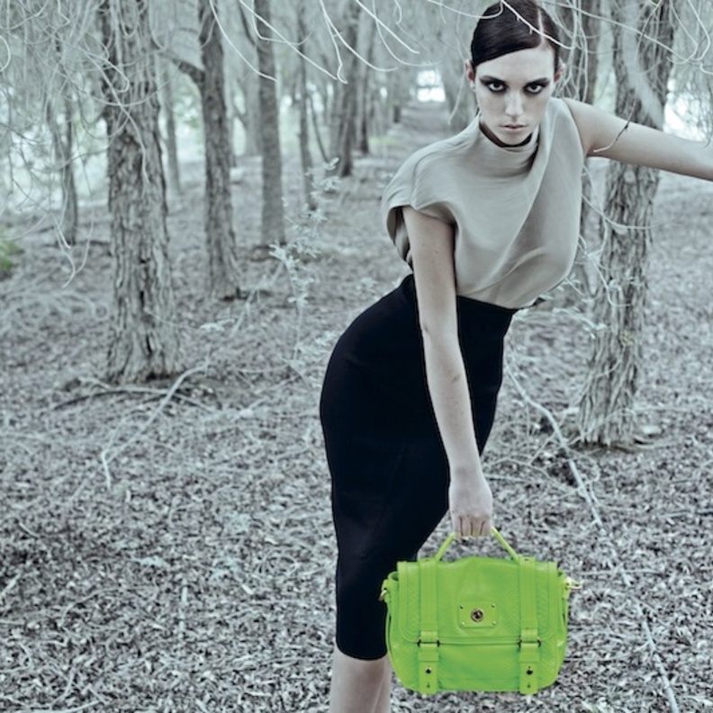 قميص وتنورة من “لانفان” Lanvin.