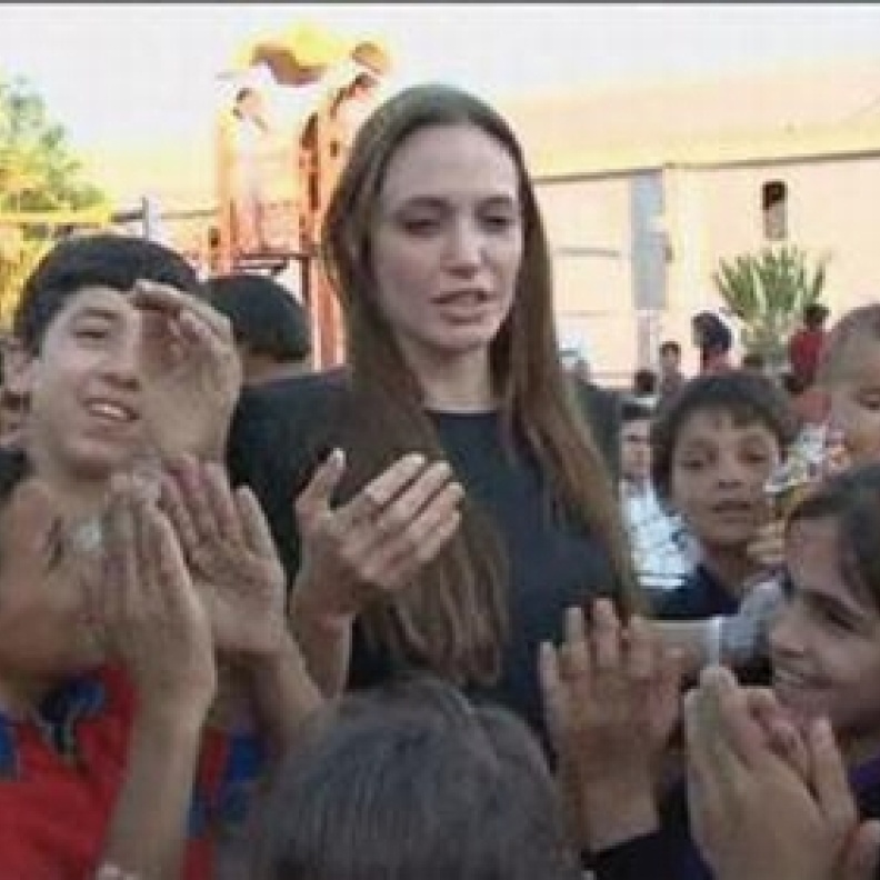 انجلينا جولي تقدم مساعدات للاجئين السوريين 