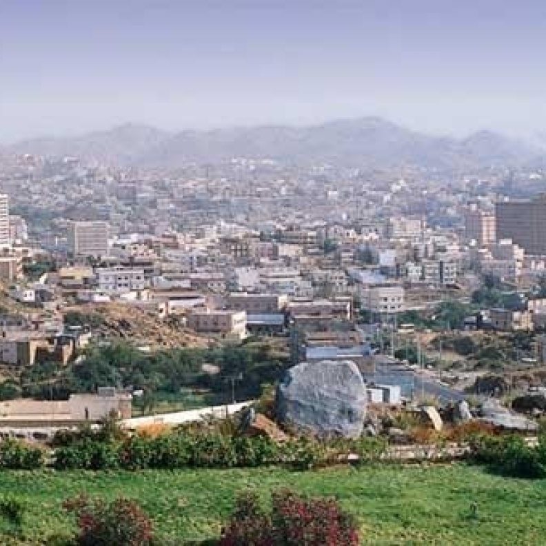 أبها تتزين لمهرجانها السنوي