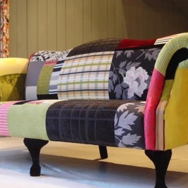 أقمشة الملابس طغت على قطع الأثاث والديكور  