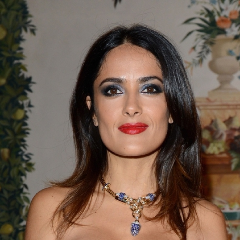 سلمى حايك ..مشعة بقلادة  بوشرون   