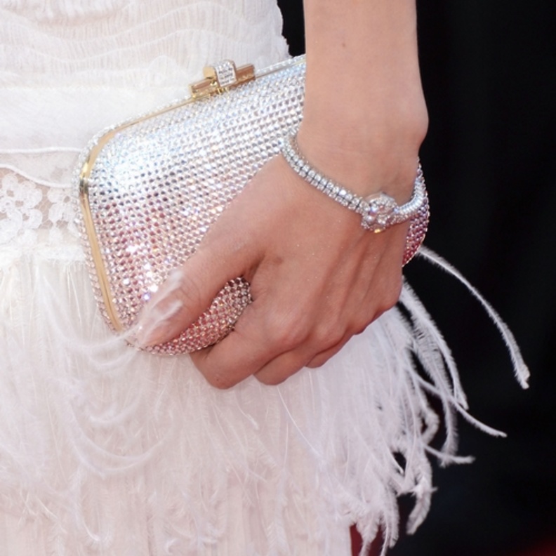 كروغر تزيّن معصمها بساعة  لوكولتر   