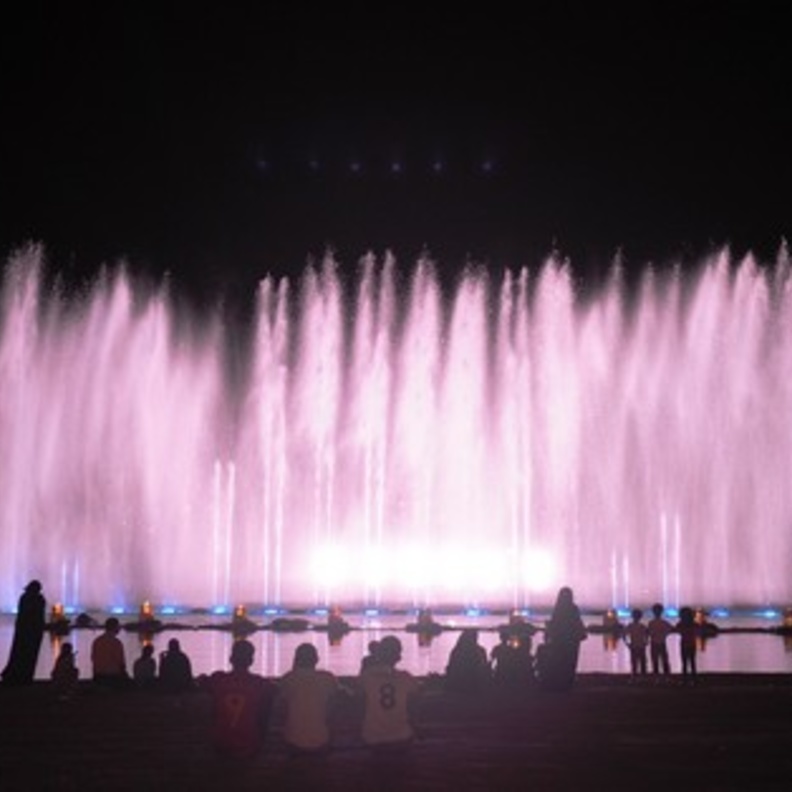 جدة تتألق بأكبر نافورة إبداعية