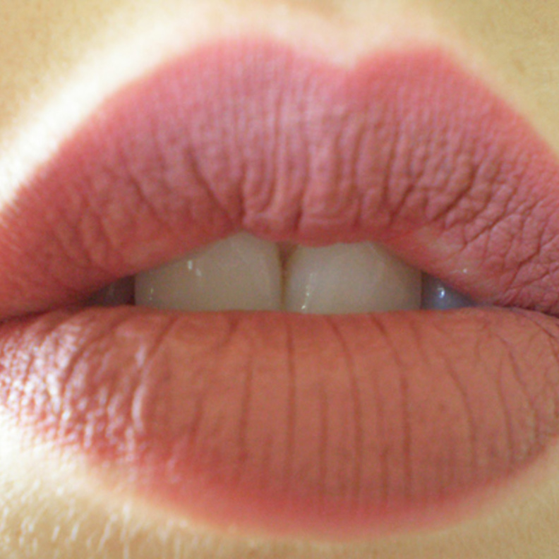 عروس جذابة بشفاه ندية  