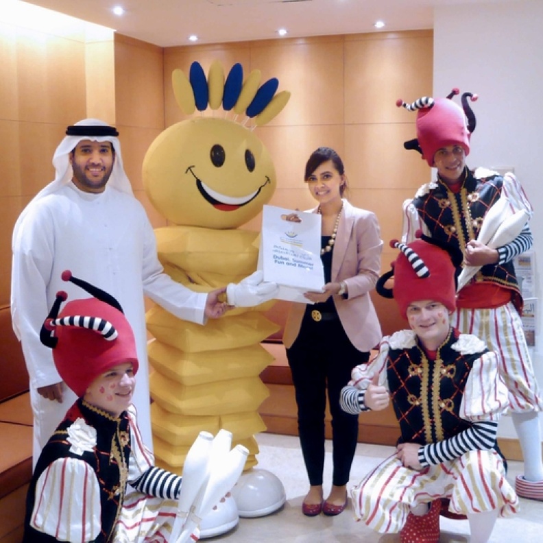 مدهش يفاجئ موظفة متميزة 