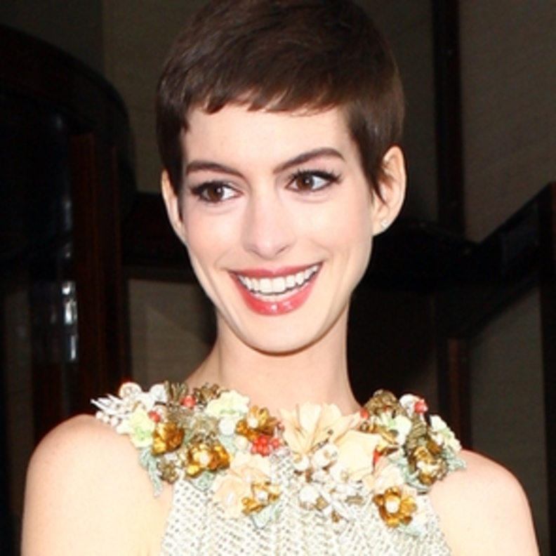 آن هاثاواي باطلالة جديدة  