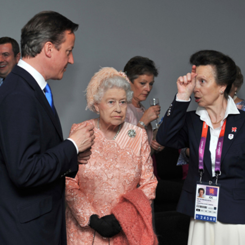 الملكة اليزابيث خلال الافتتاح