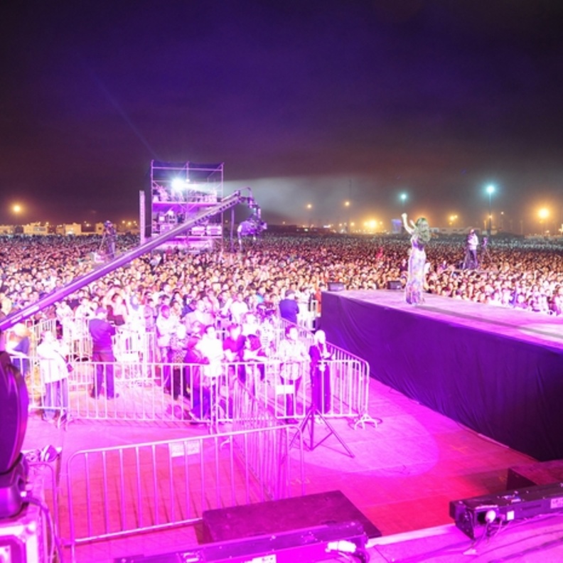 100ألف شخص يغنون مع رولا سعد!!