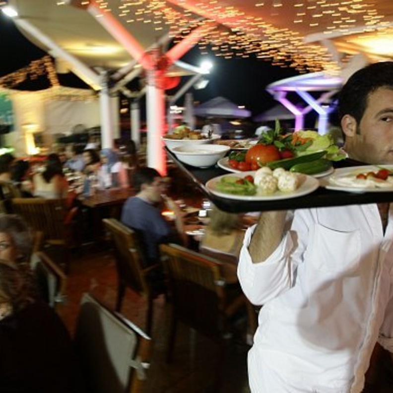 المائدة الرمضانية تجمع اللبنانين..والخيم لعشاق السهر