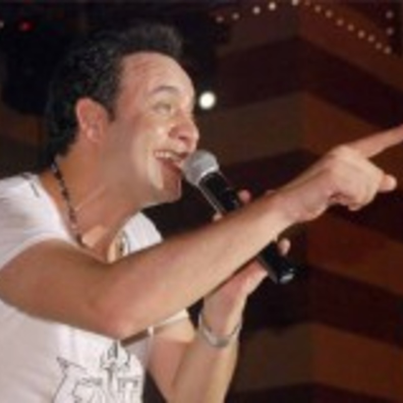 رغم حرارة الصيف مصطفى قمر يتألق في بورتو  السخنة