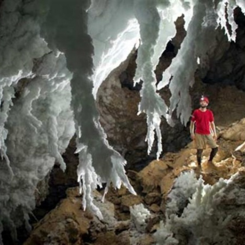 تحويل كهف في البتر لخدمة السياح العالميين 