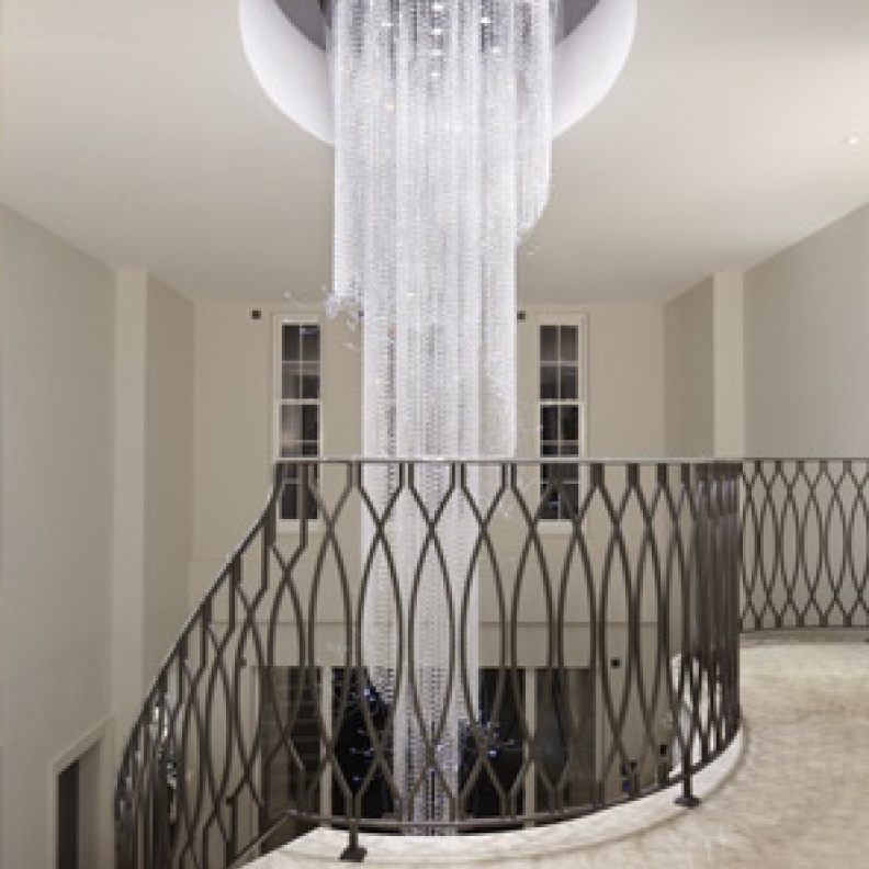 بريق الكريستال في ثريات المنزل