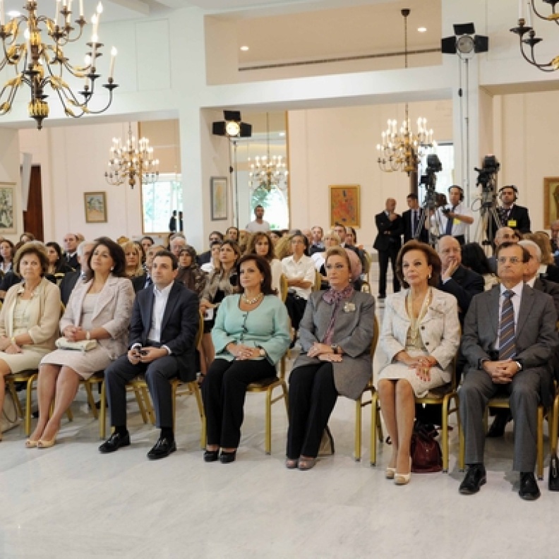 السيدة وفاء سليمان وسط نخبة من اللبنانيون في اجتماع لمواجهة العنف ضد الأطفال