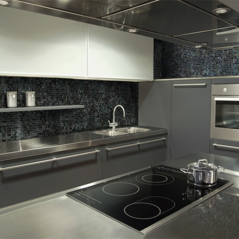 مطبخ مودرن باللون الأسود